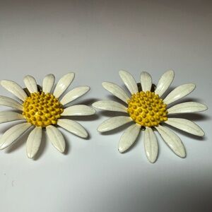 Vintage Lazy Daisy 1960s Clip On Flower Earrings